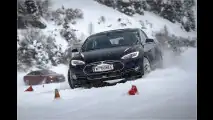 Angedriftet: Model S im Schnee