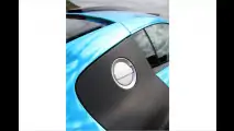 Breitbau-Bolide in Baby-Blau