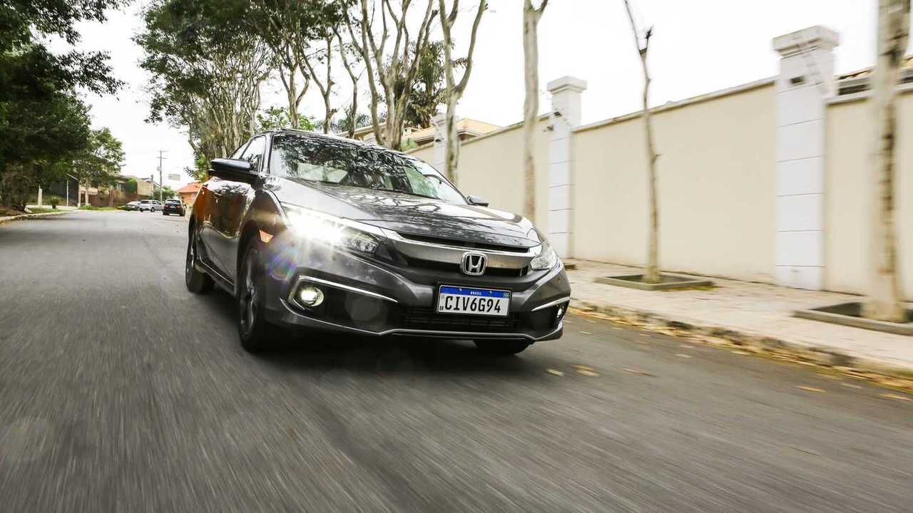 Honda Civic Touring em movimento