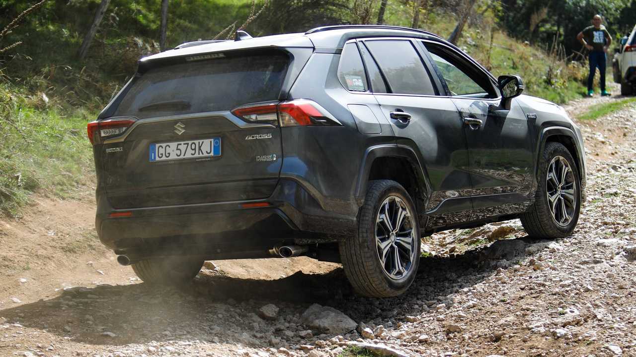 Suzuki Across Plug-in in fuori strada