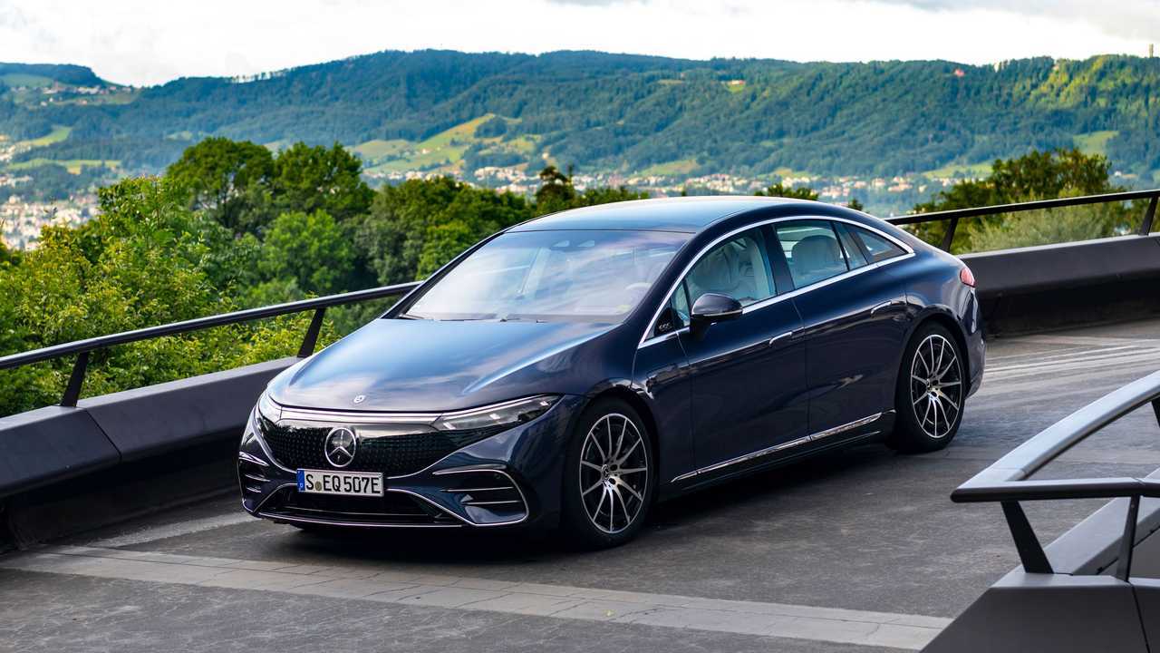 2022 Mercedes-Benz EQS 450+ Exterior Front Quarter