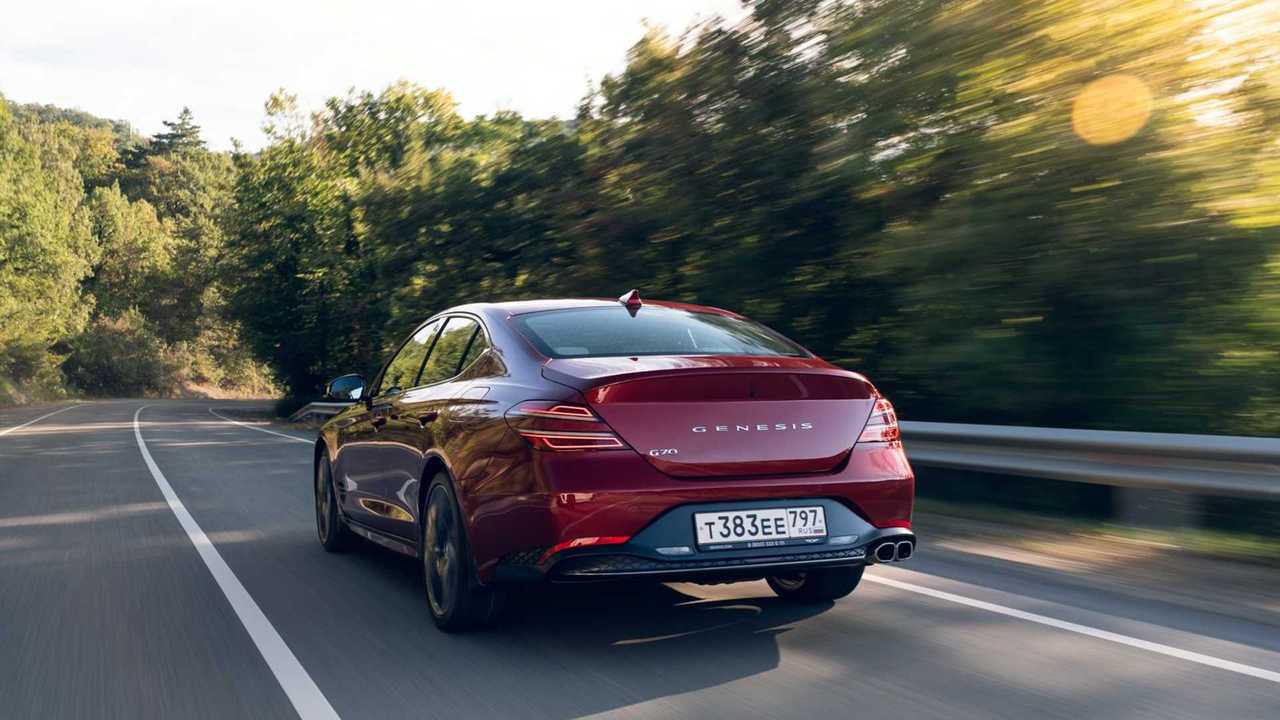 Genesis G70 в движении, в три четверти сзади