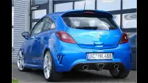 Blauer Power-Bolide