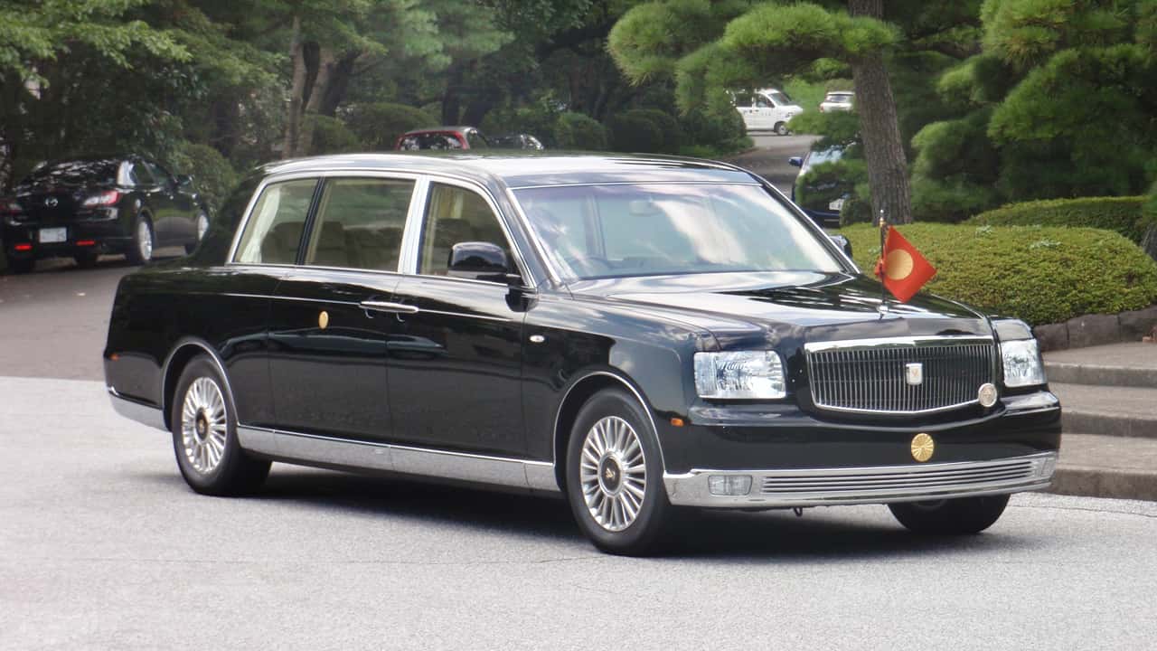 Century Royal mit dem japanischen Kaiser an Bord