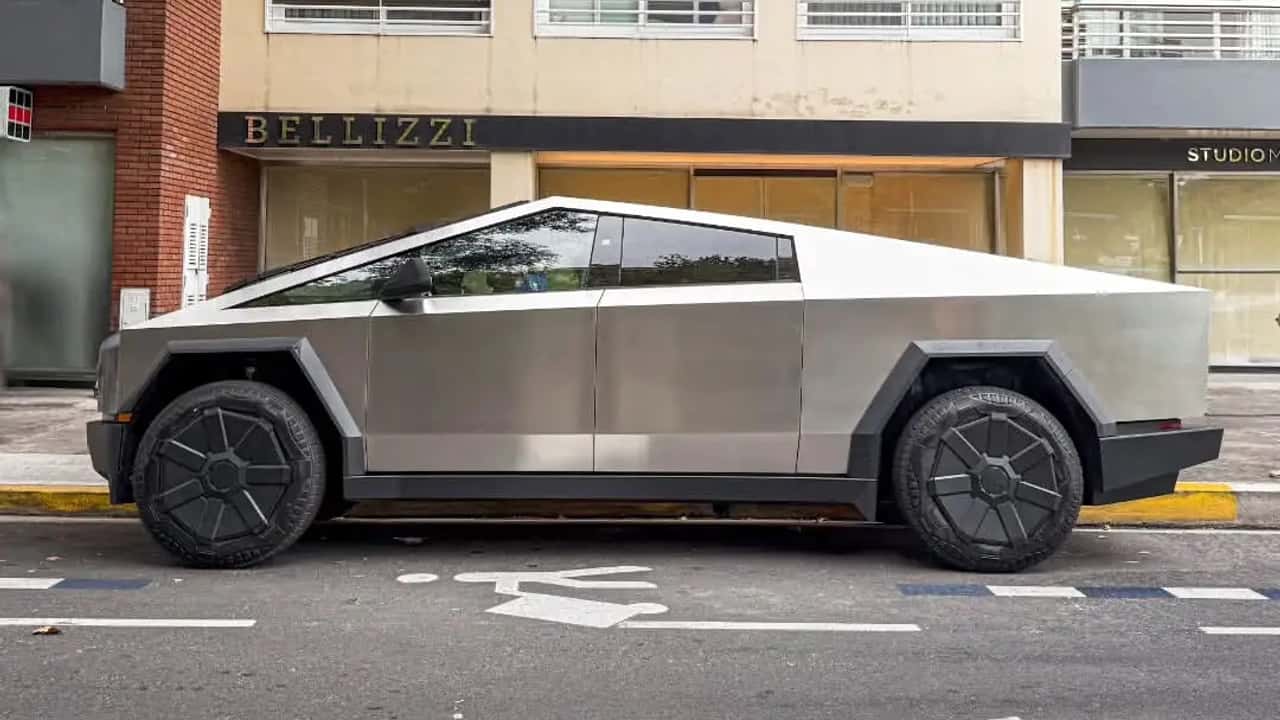 El dueño de Buquebús paseó por Buenos Aires con su Tesla Cybertruck