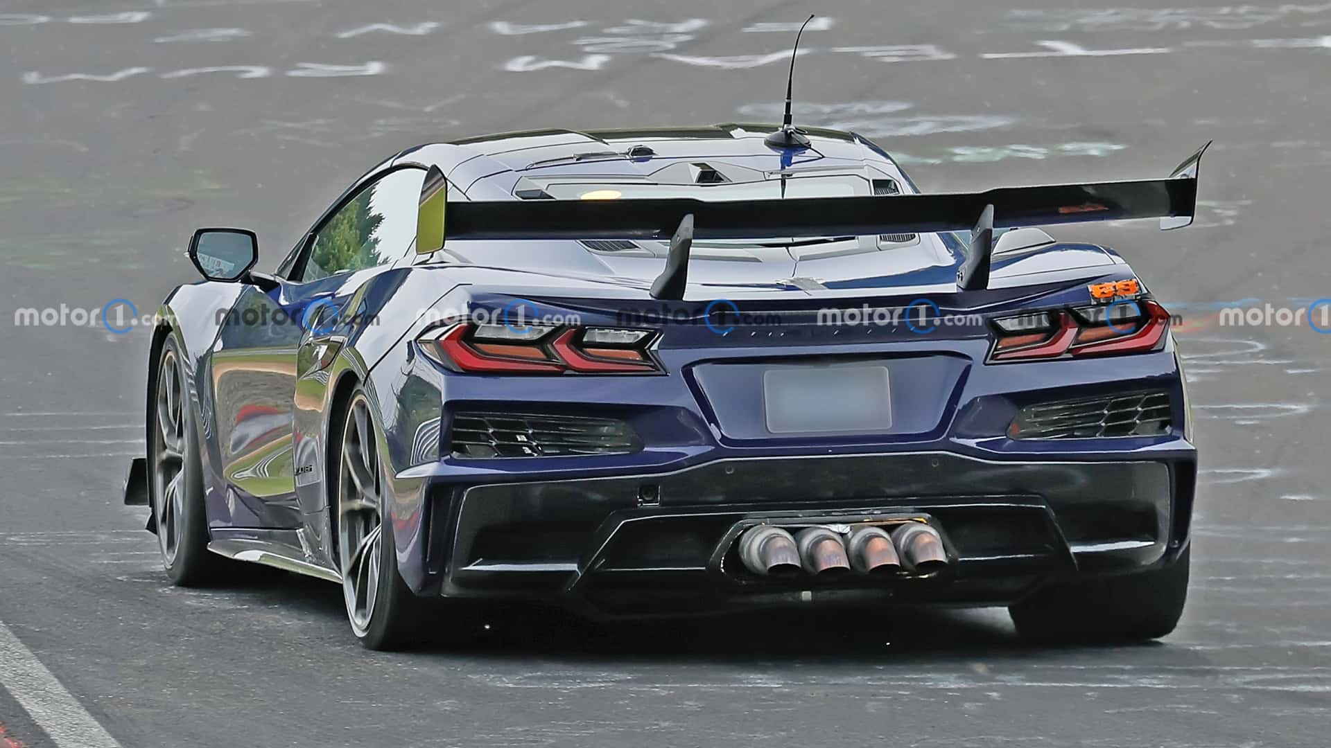 https://cdn.motor1.com/images/mgl/jl0PM7/s1/2026-chevrolet-c8-corvette-zora-spy-shots-undisguised-exterior-21.jpg