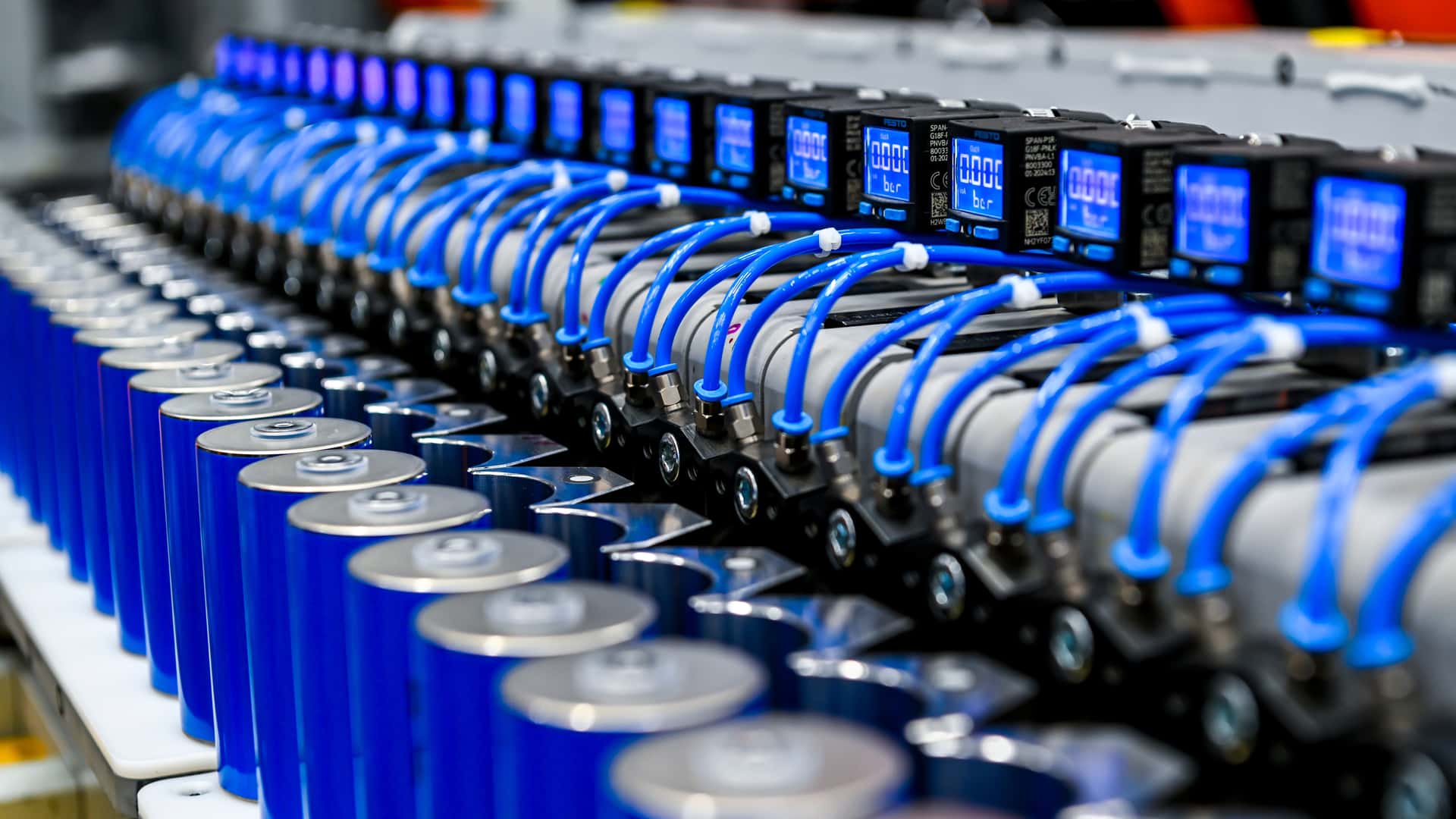 Europa Lucha por la Producción Local de Baterías: La Dura Verdad de la Competencia China