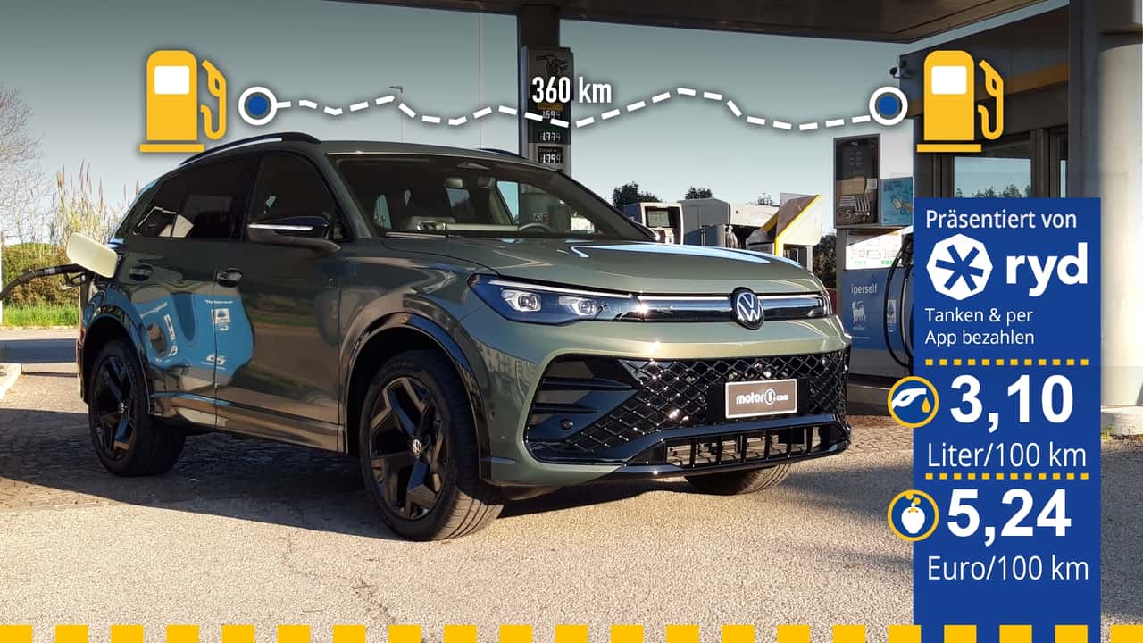 Der getestete VW Tiguan an der Tankstelle