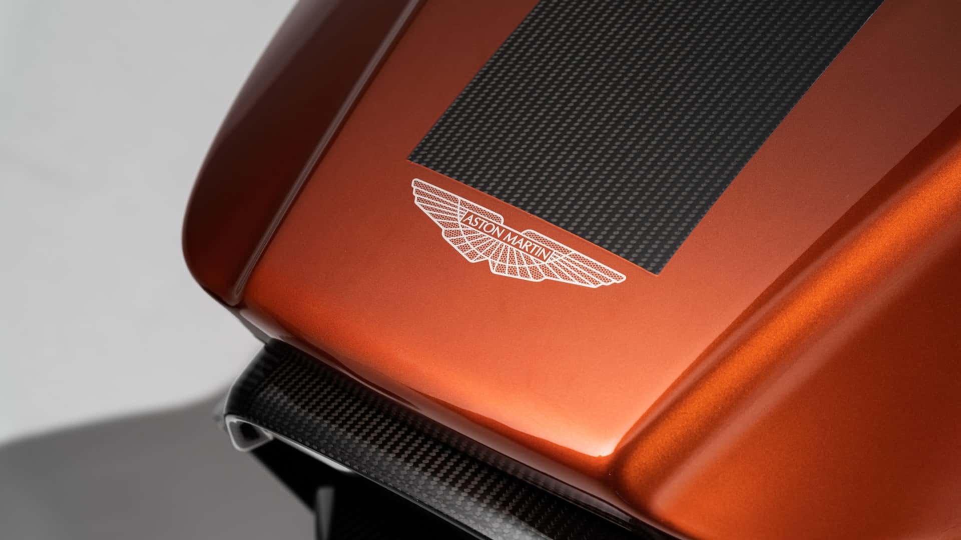 https://cdn.motor1.com/images/mgl/jl0wLg/s1/aston-martin-amr-c01-sim-racing-cockpit.jpg