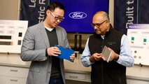 Prismatische LFP-Zelle in den Händen von Ford-Batteriefachmann Charles Poon (links) und Anand Sankaran, Chef des Batterie-Kompetenzzentrums Ford Ion Park, mit einer NCM-Zelle 