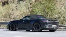 Porsche 718 Boxster elettrica, le foto spia coi fari di serie