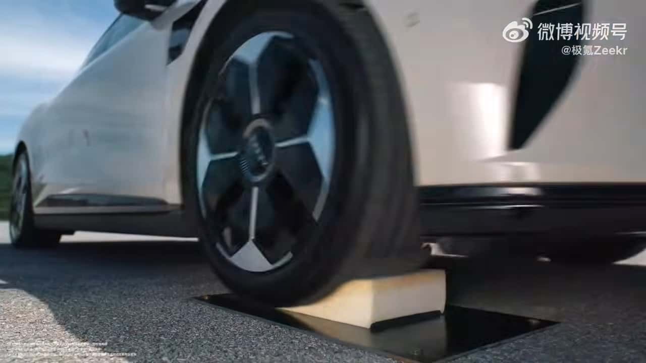 Zeekr 009 MPV’s seat foam was run over by 20-ton truck and remained the same 0-59 screenshot