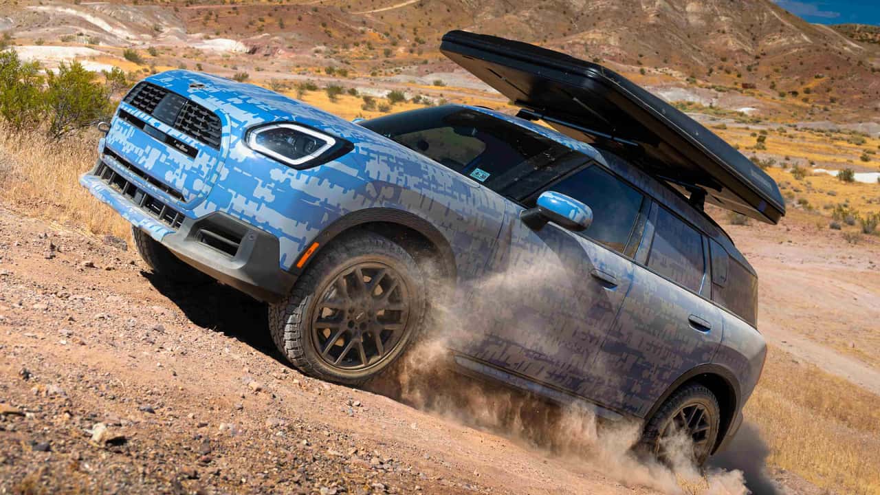 Zamaskowany Mini Countryman z namiotem dachowym rusza na Rebelle Rally