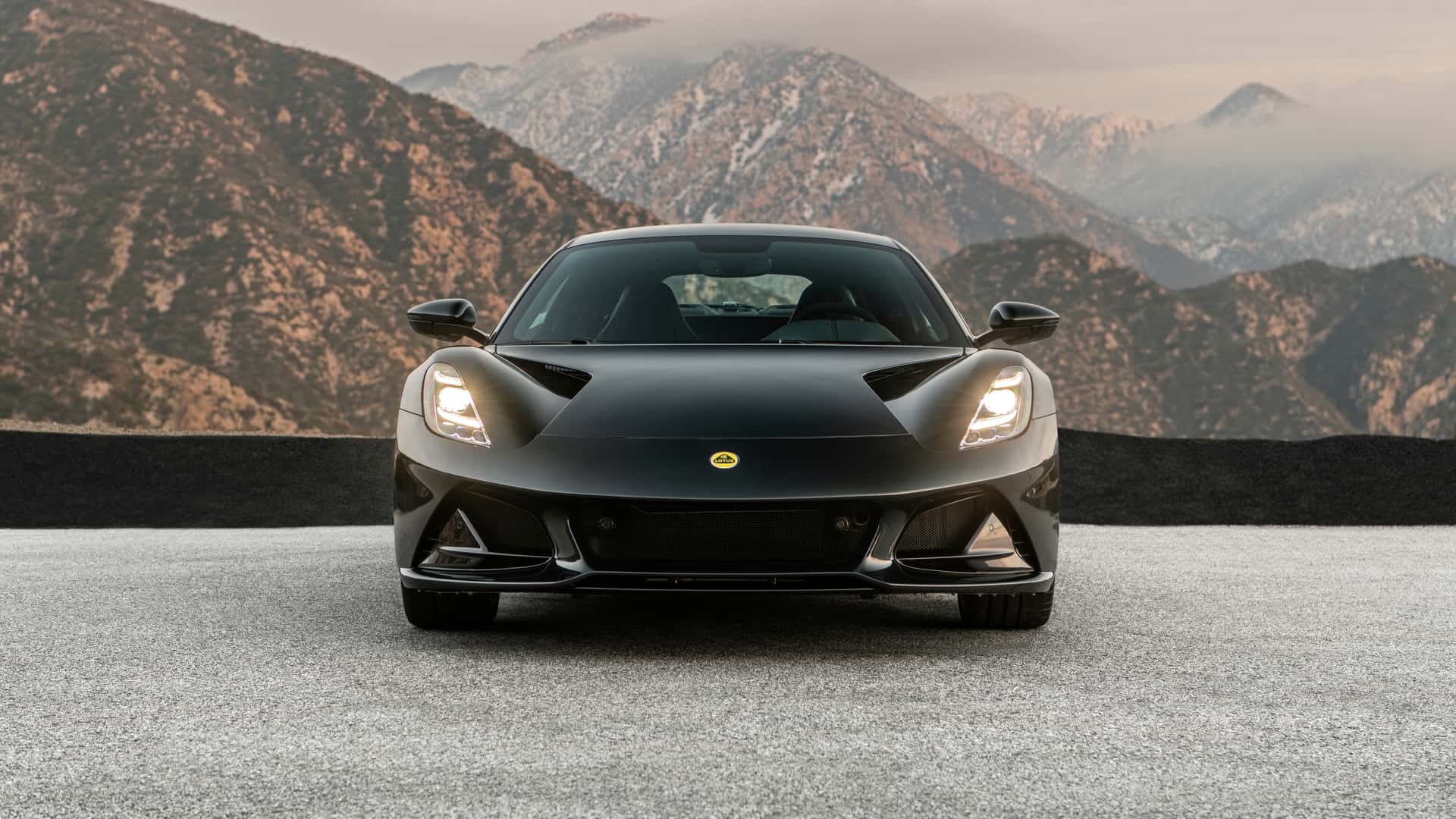 https://cdn.motor1.com/images/mgl/jl9171/s1/2024-lotus-emira-exterior.jpg