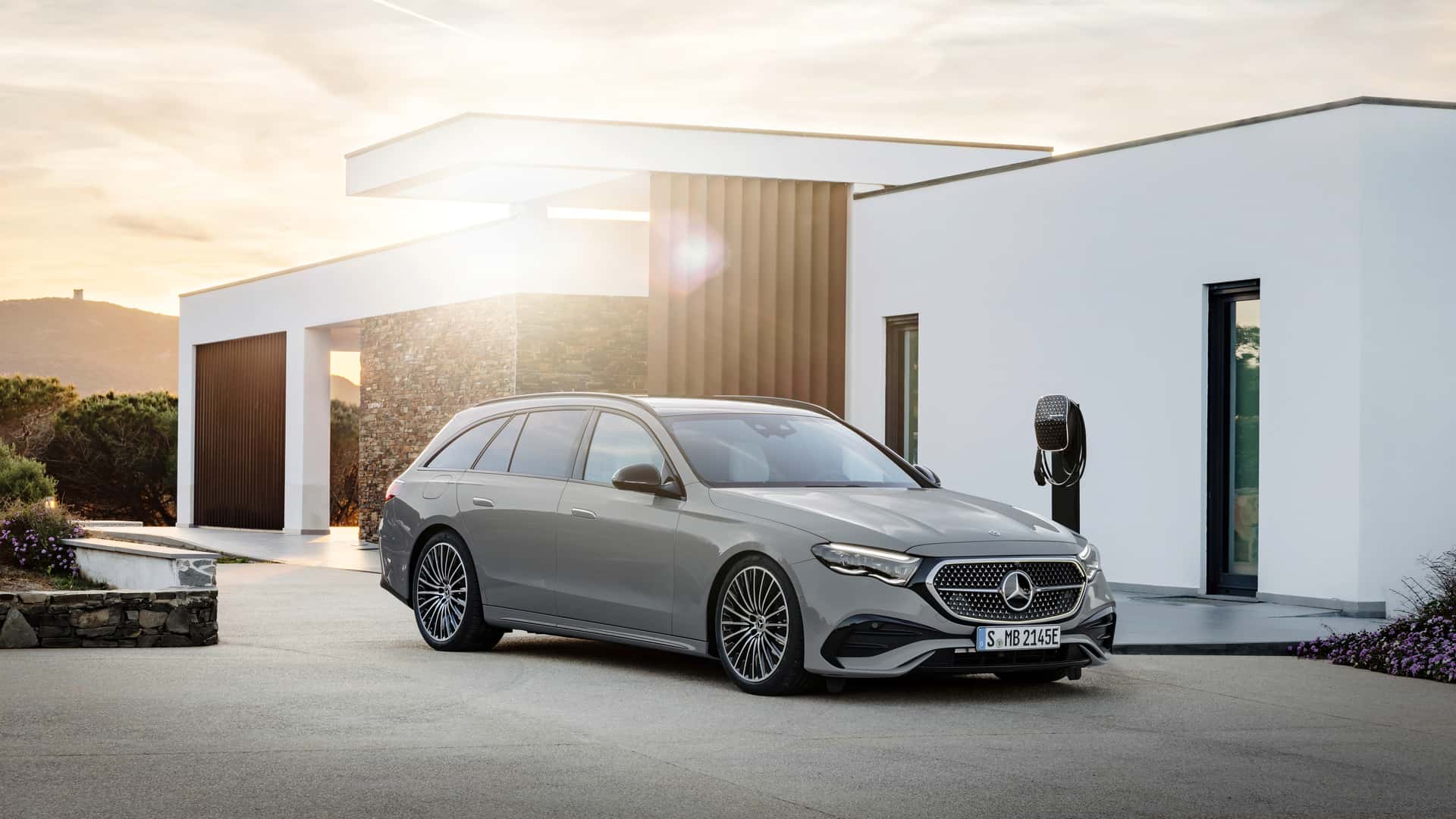 https://cdn.motor1.com/images/mgl/jl9Lne/s1/2024-mercedes-e-class-estate.jpg