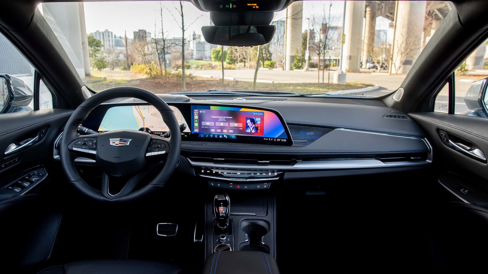 https://cdn.motor1.com/images/mgl/jlE2R1/s1/2024-cadillac-xt4-350t-awd-argent-silver-metallic.jpg
