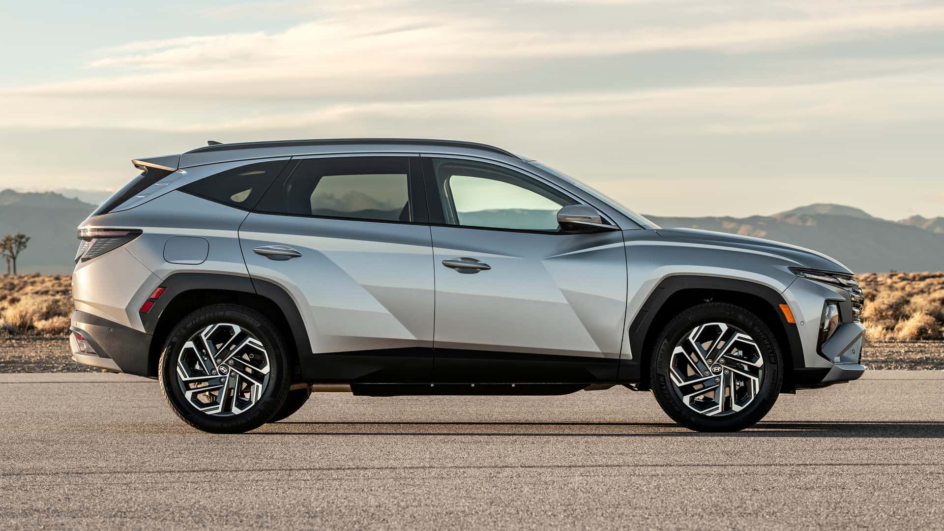 https://cdn.motor1.com/images/mgl/jlEw7R/s1/2025-hyundai-tucson.jpg
