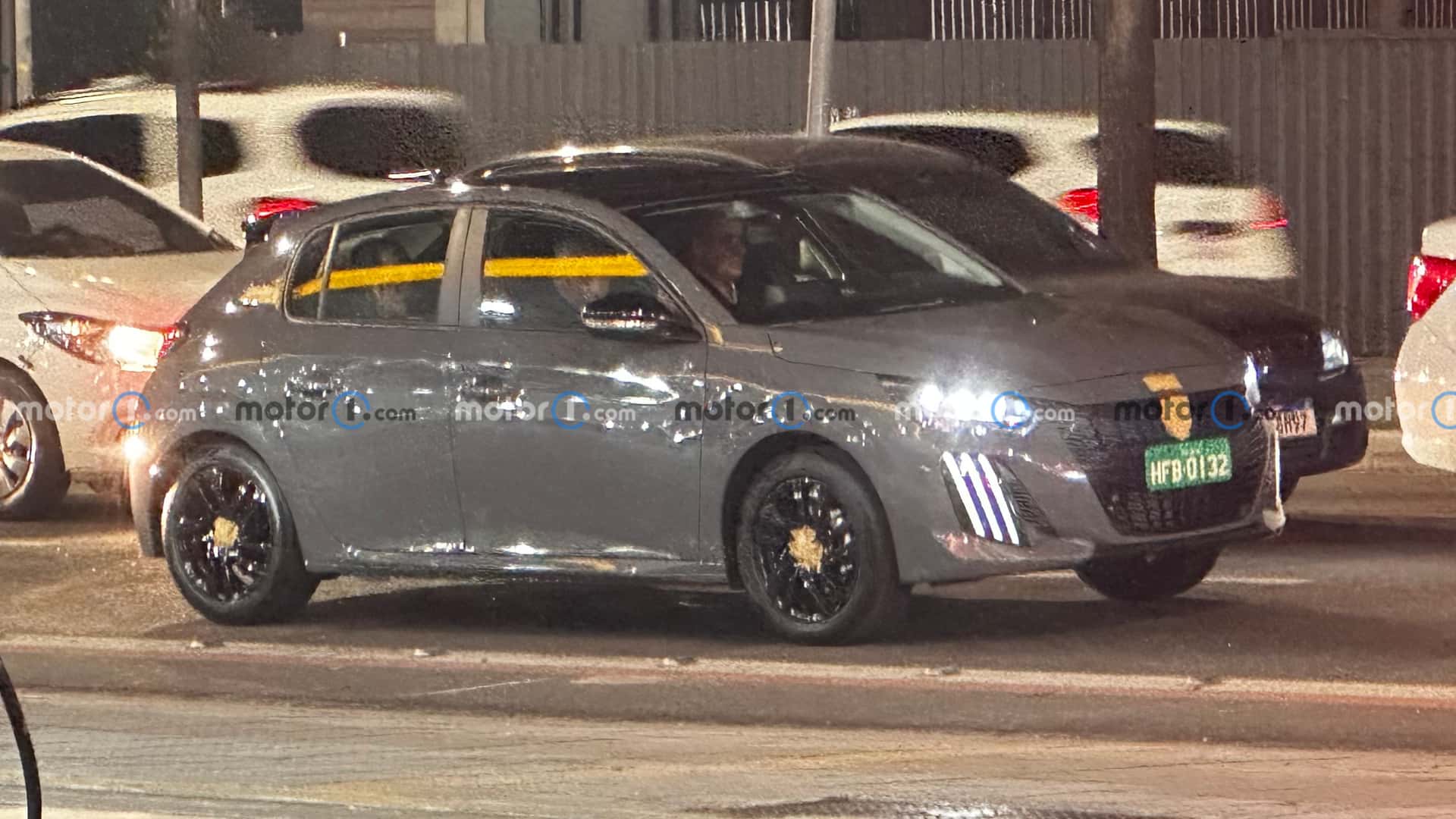 Flagra: Novo Peugeot 208 2025 seguirá 2008 em melhorias (e cor)