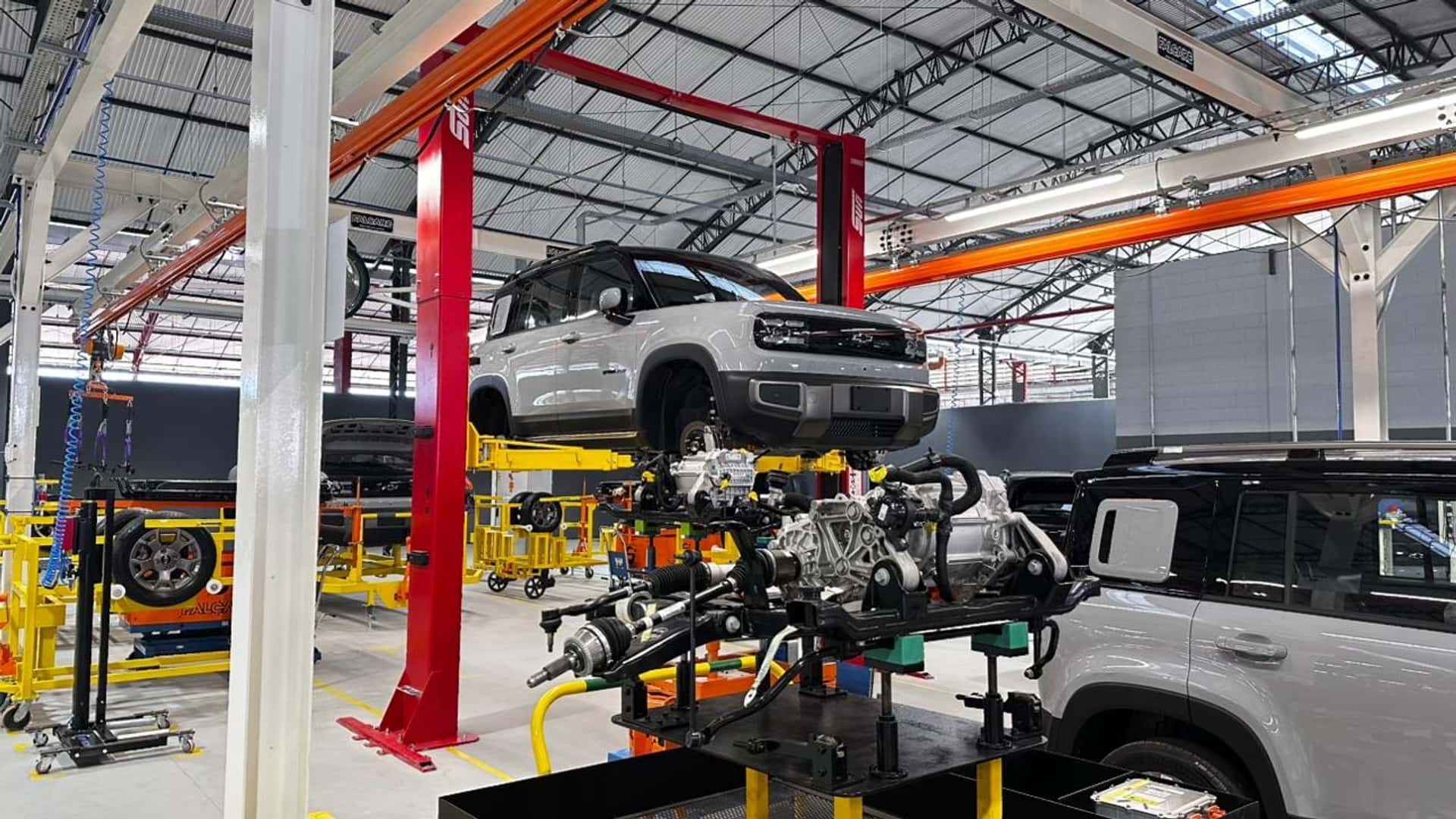 Caminhão transportando veículos do polo automotivo do Ceará