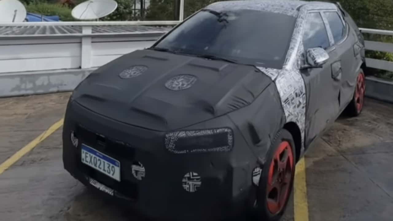 Flagra: Hyundai HB20 2027 vai crescer e será quase médio 