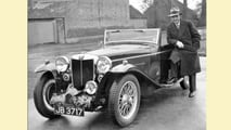 Cecil Kimber com seu elegante MG K Magnette 1934 equipado com supercharger