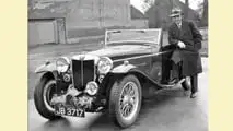 Cecil Kimber com seu elegante MG K Magnette 1934 equipado com supercharger