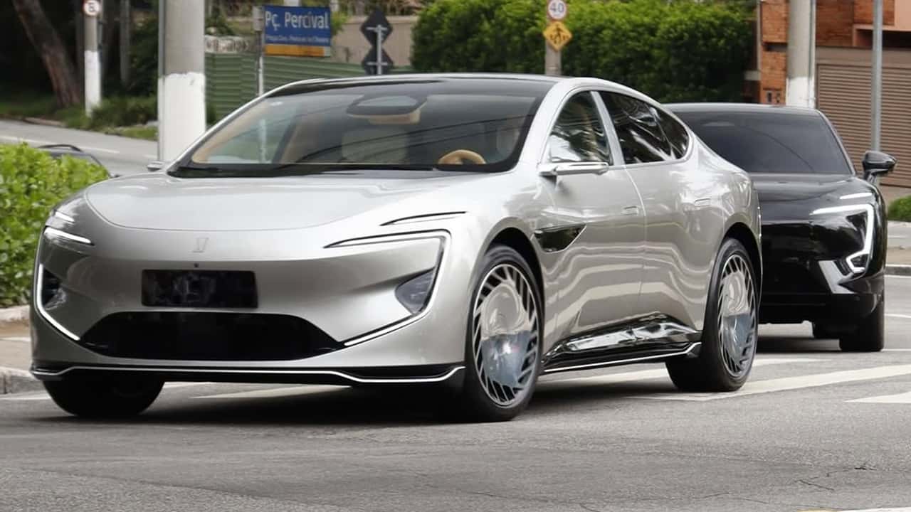 Flagra: marca premium da Changan, Avatr já roda sem camuflagem por SP