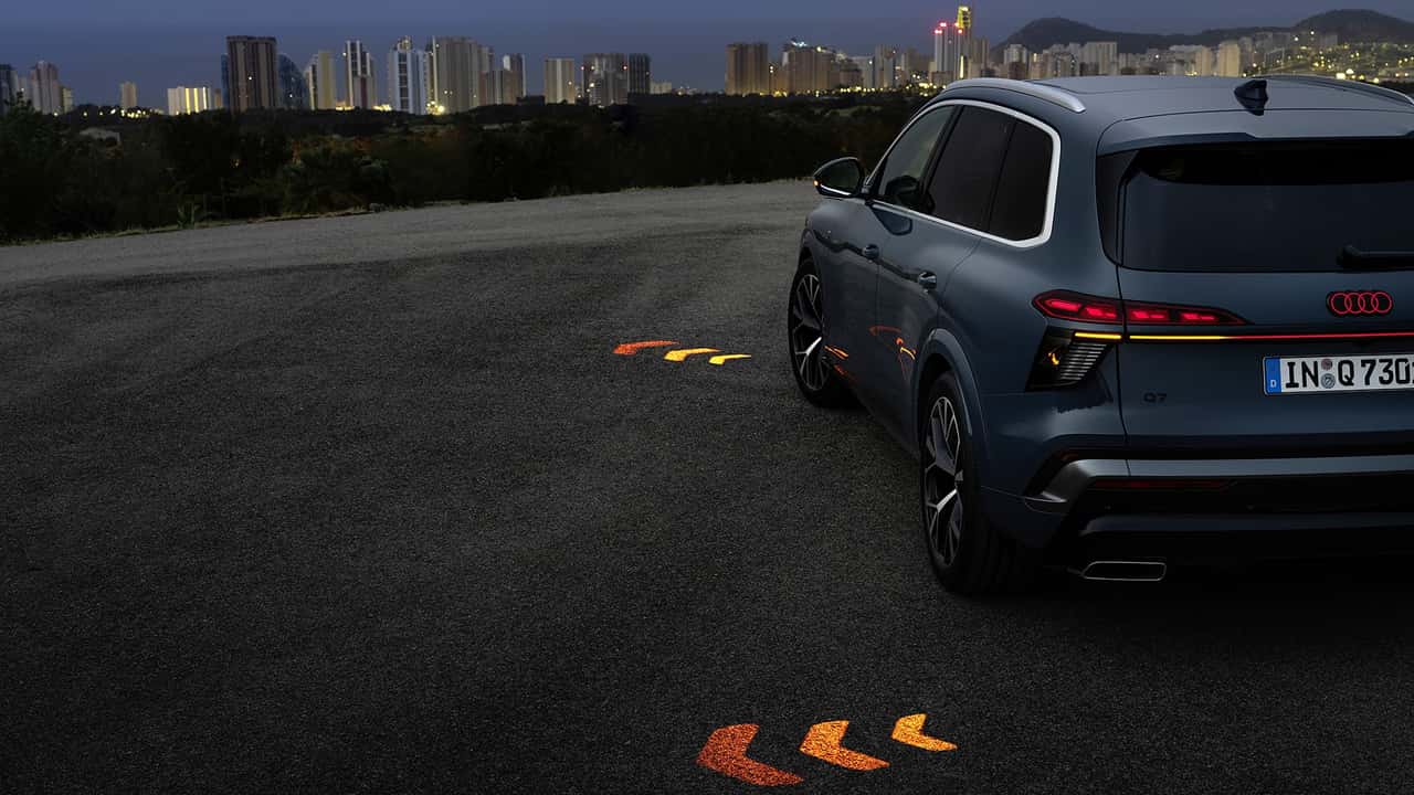 La nuova Audi Q7 proietta le frecce sull'asfalto