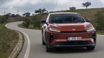 Toyota C-HR+ (2026): Das Exterieur in Metal Oxide Metallic
