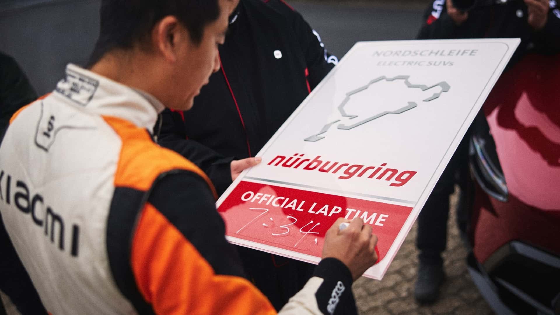 https://cdn.motor1.com/images/mgl/jlWANl/s1/xiaomi-yu7-gt-breaks-suv-nurburgring-record.jpg