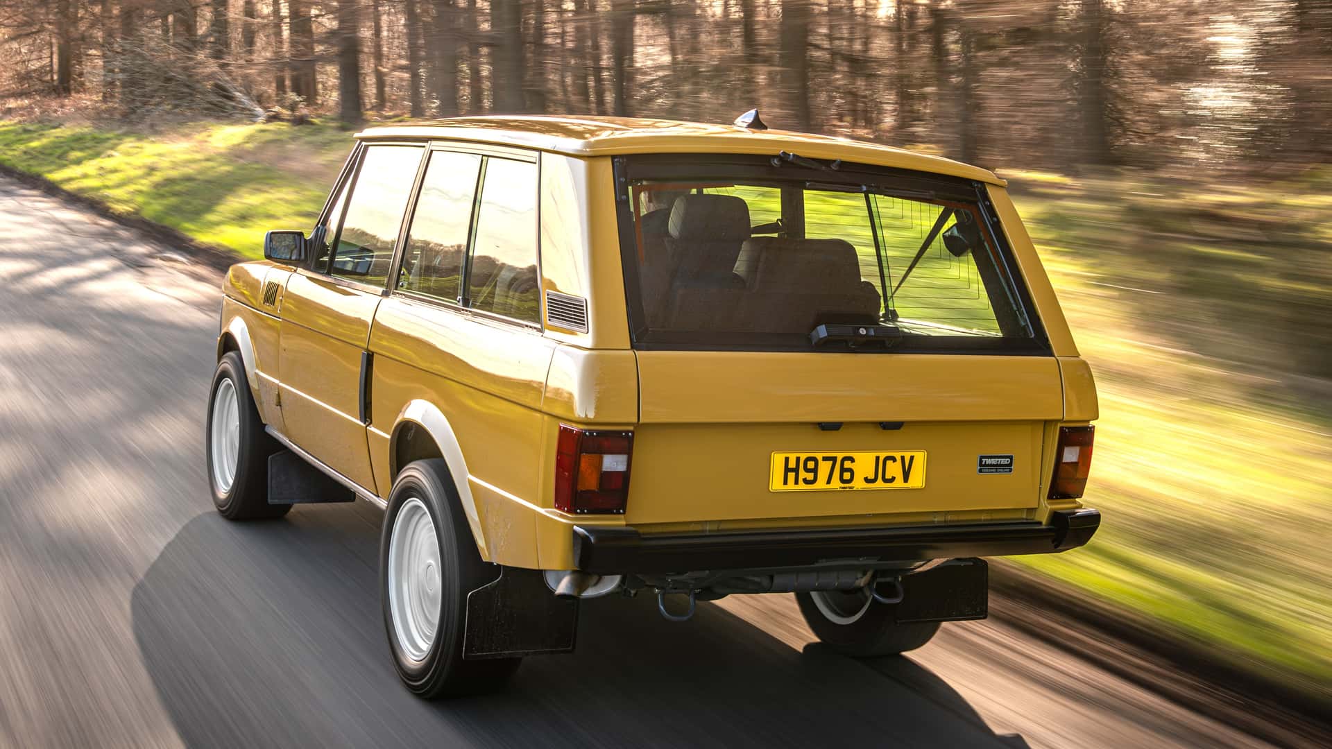 https://cdn.motor1.com/images/mgl/jlWNk1/s1/twisted-range-rover-classic-restomod-review.jpg