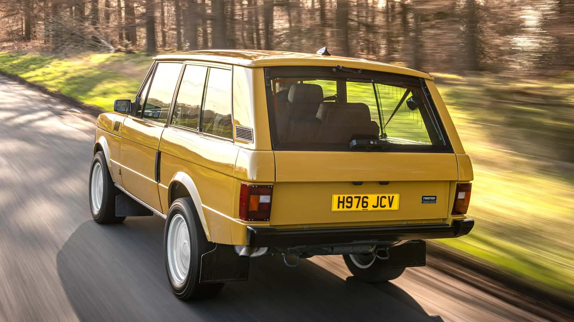 https://cdn.motor1.com/images/mgl/jlWNk1/s1/twisted-range-rover-classic-restomod-review.webp