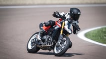 MY26_HYPERMOTARD_V2SP_STATICS_ON_LOCATION_10