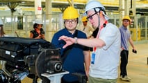 Nella fabbrica di auto BYD in Cina