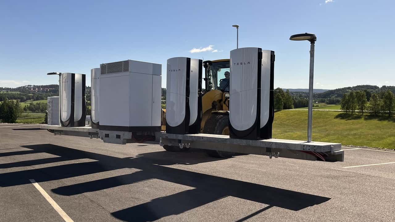 Una stazione pieghevole di Tesla con i Supercharger V4