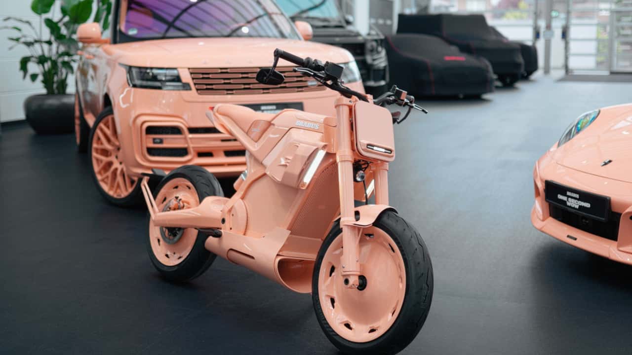 Этот странный электромотоцикл кажется вырвавшимся в реальность концептом