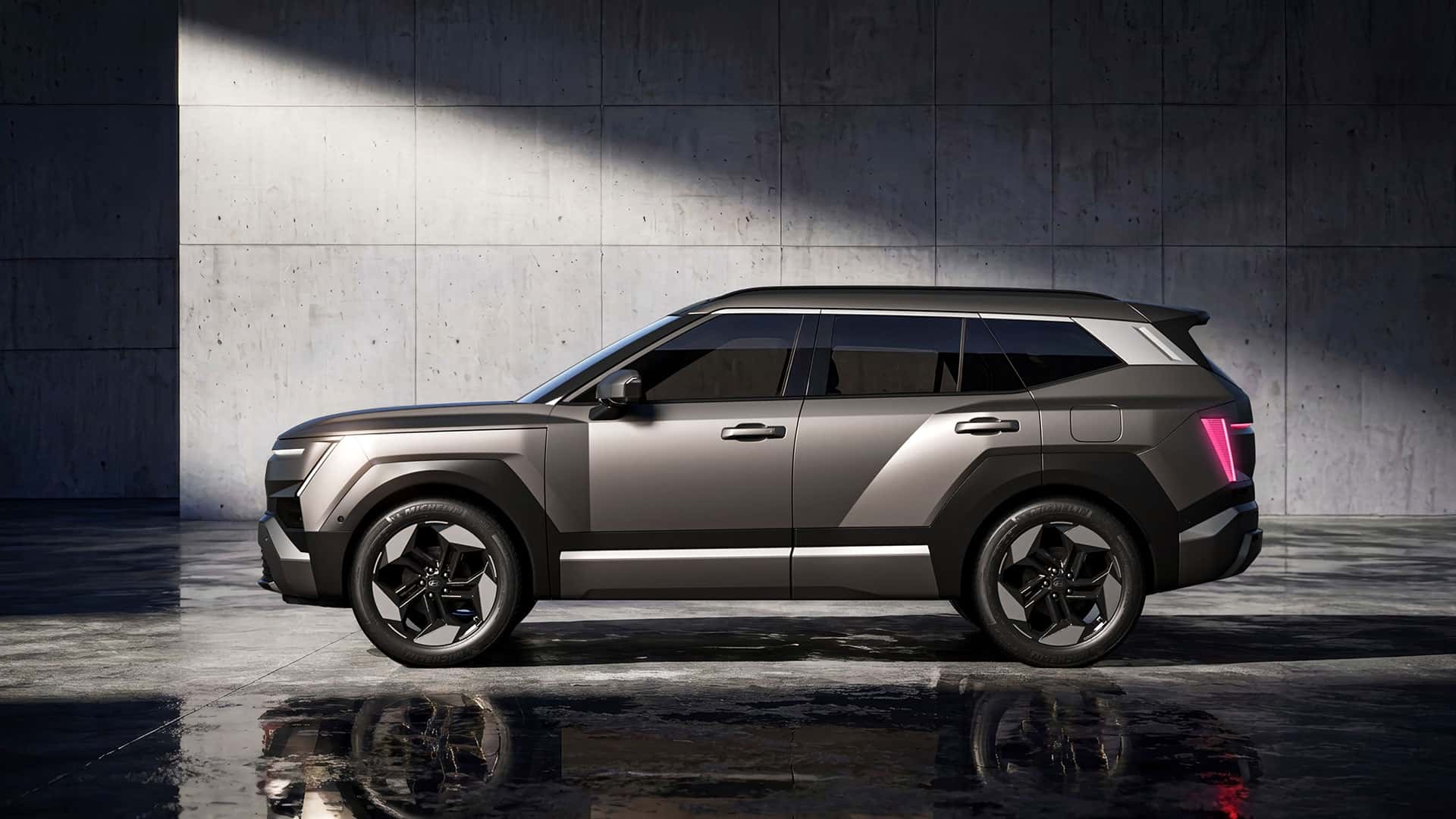 Hyundai Tucson 2027 в профиль, видны диски