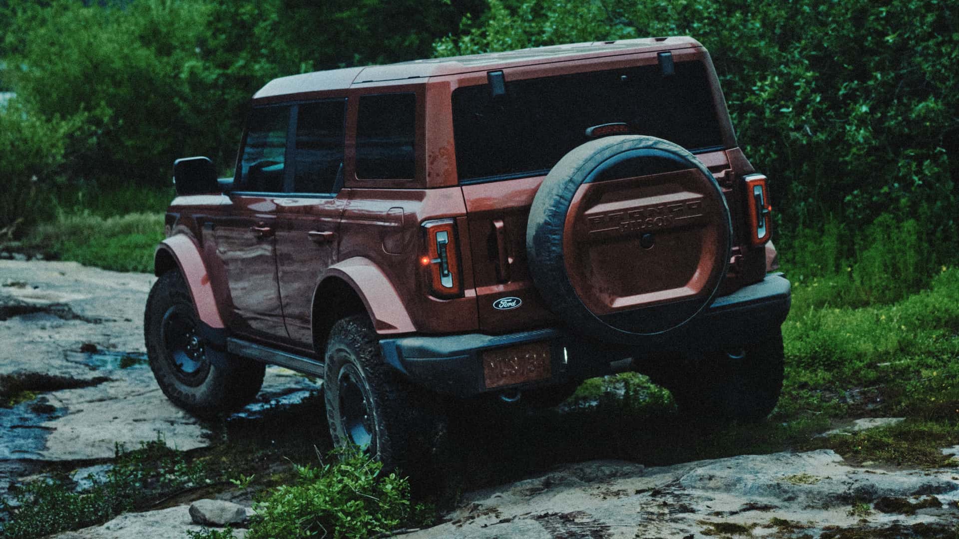https://cdn.motor1.com/images/mgl/jlWrxN/s1/2027-ford-bronco-filson-first-edition.jpg