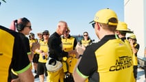 أندي جرين OBE يحتفل مع فريق JCB