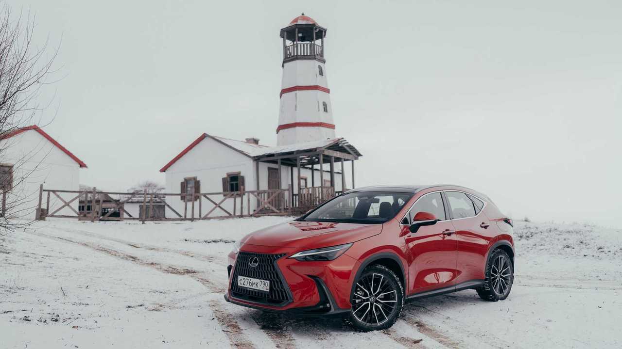 Lexus NX в три четверти спереди