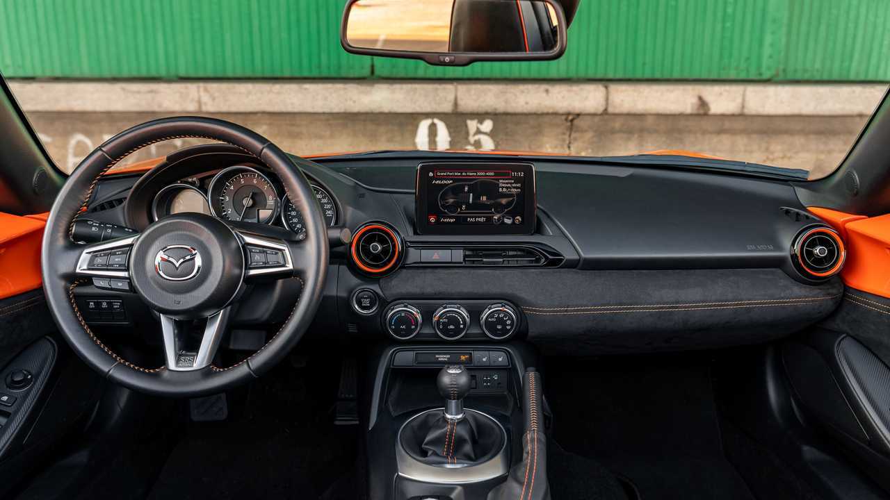 Porsche 911 Carrera GTS vs Mazda MX-5
