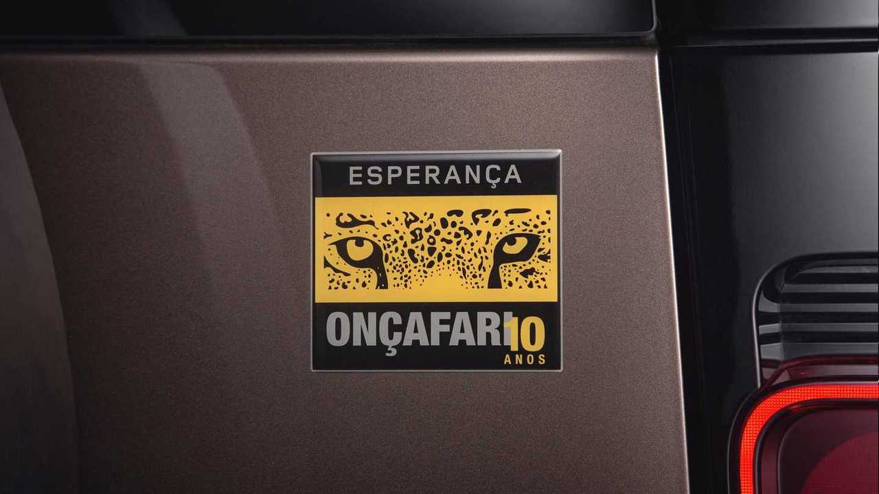 Land Rover Defender 110 Onçafari 2022_visão traseira foco badge (6)