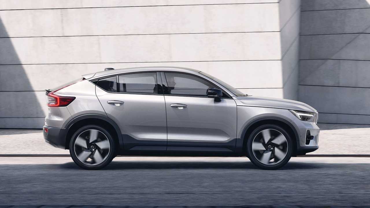 Volvo C40 Recharge в цвете Silver Dawn