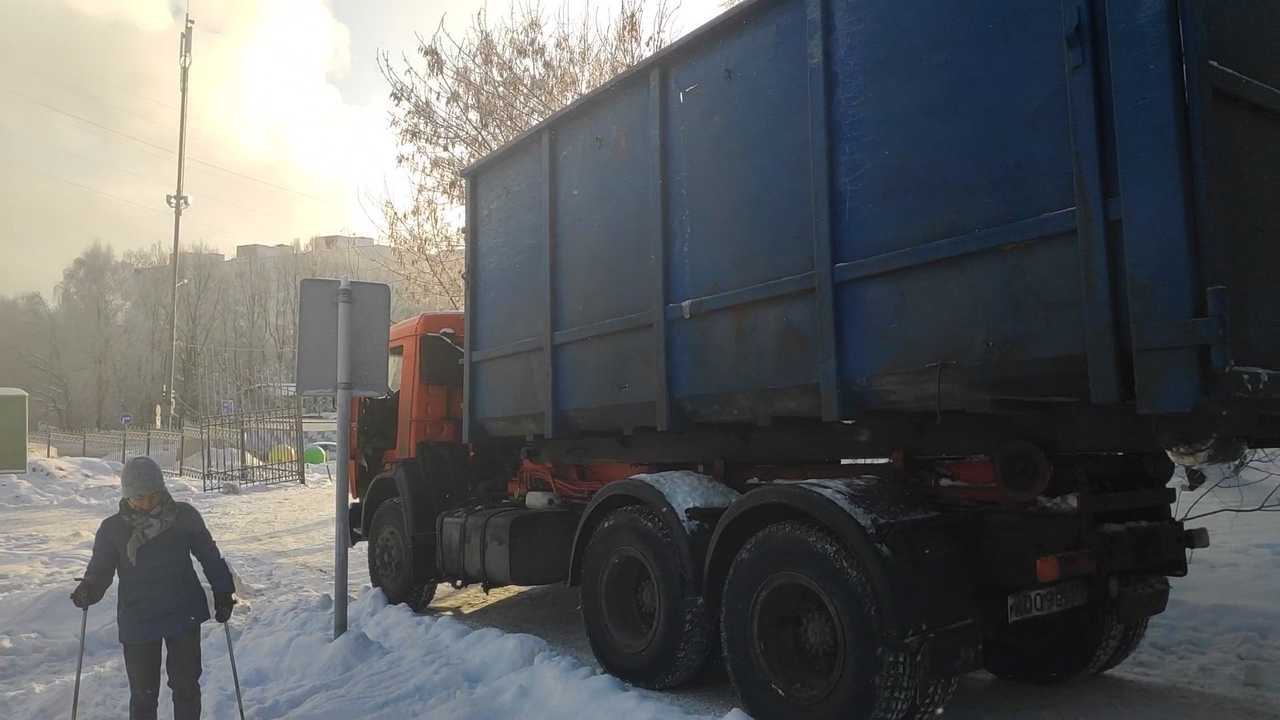 «КамАЗ» на дороге через Битцевский лес