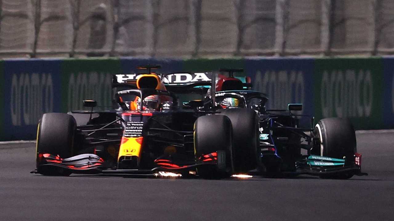 Lewis Hamilton hits Max Verstappen in Saudi Arabian GP 2021