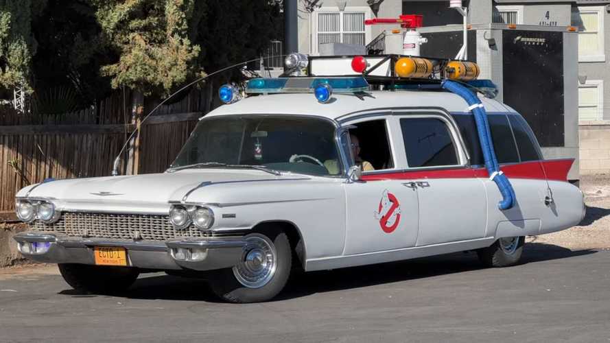 Replika Ghostbusters Ecto-1 Hasil Restorasi Apik Cadillac 1960