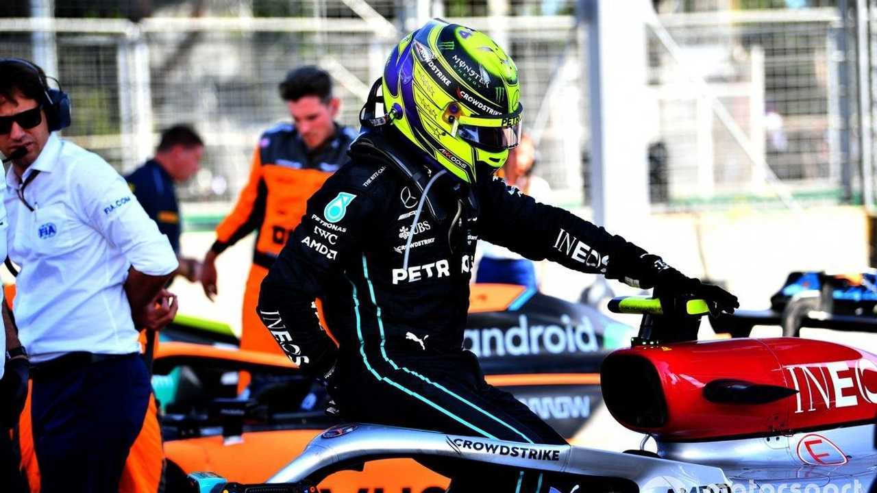 Lewis Hamilton se baja del Mercedes-AMG con dolores de espalda en Parc Femé. PH: Motorsport Images.