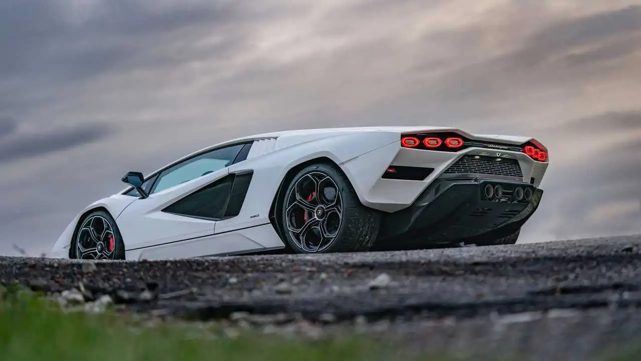 lamborghini-countach-lpi-800-4.webp