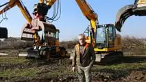 Escavatori JCB: abbattono un frutteto