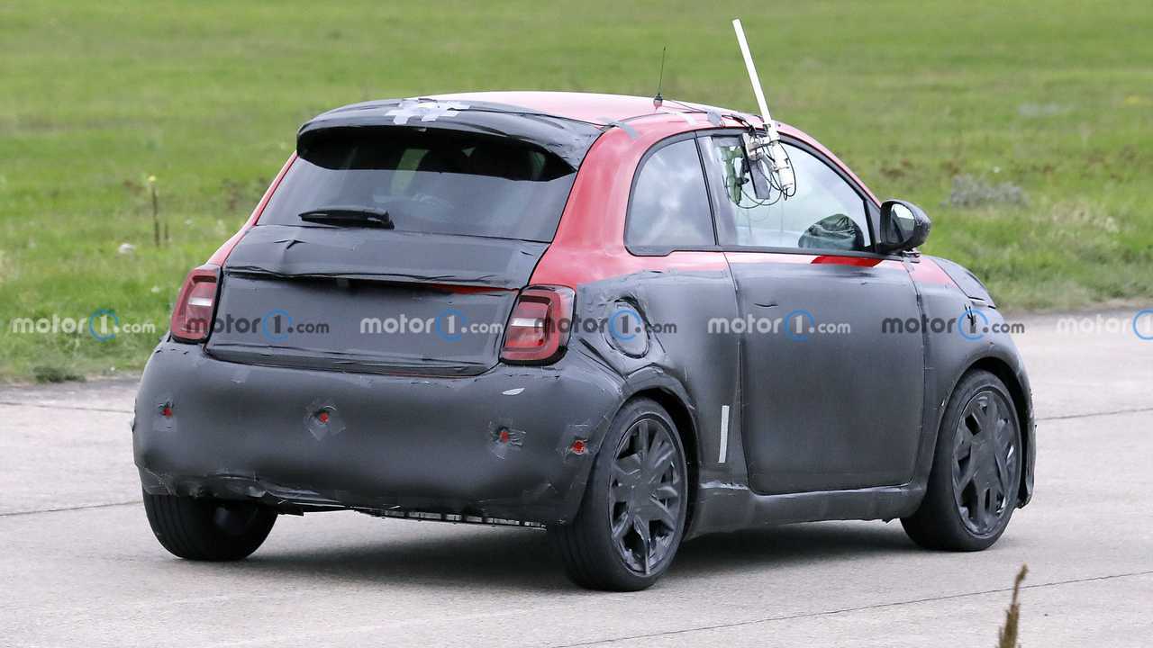 Foto spia Abarth 500 EV 2023